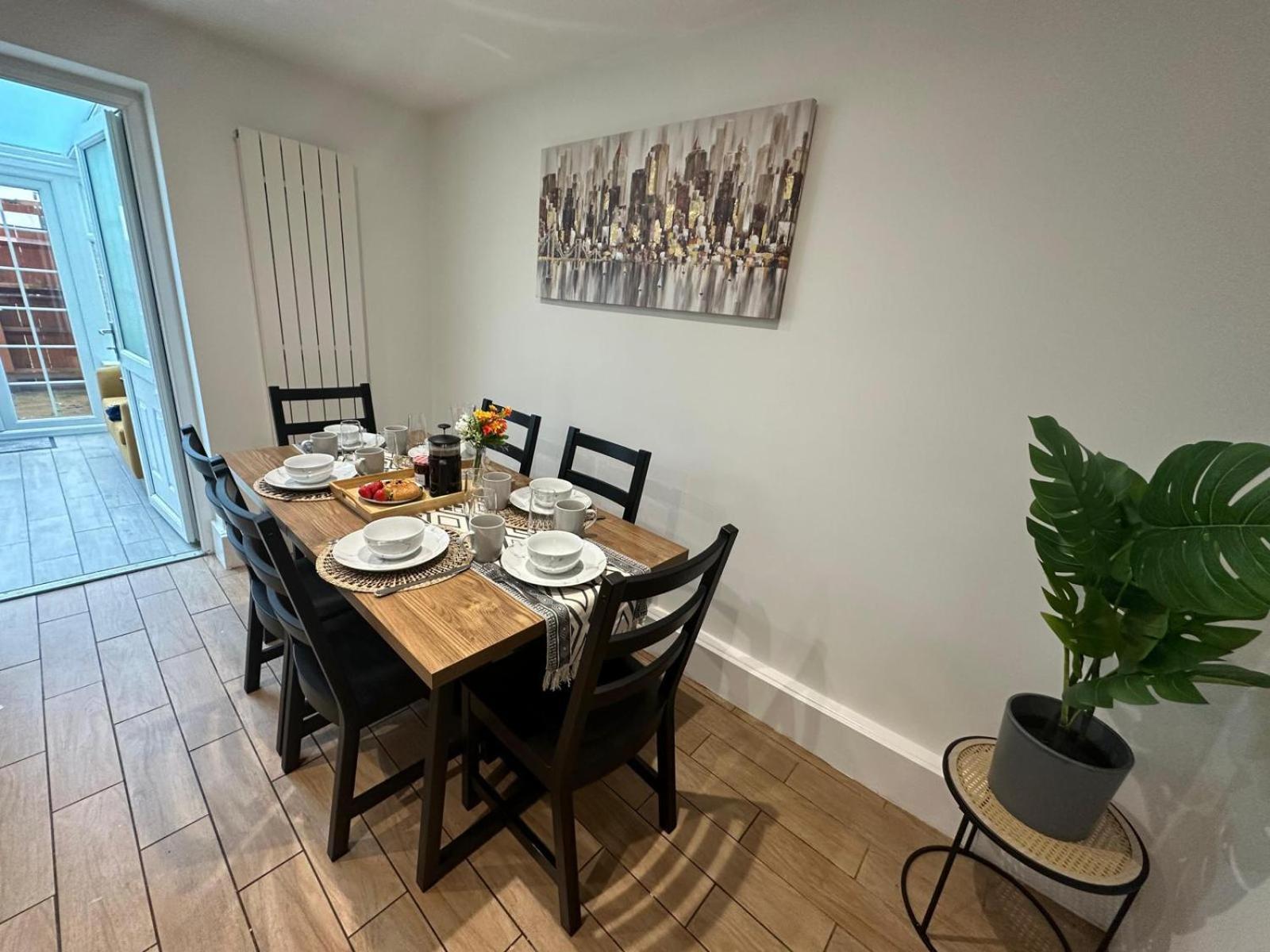Rooms In Stylish House Milton Keynes Exterior photo